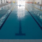 Плавательный бассейн в спорткомплексе